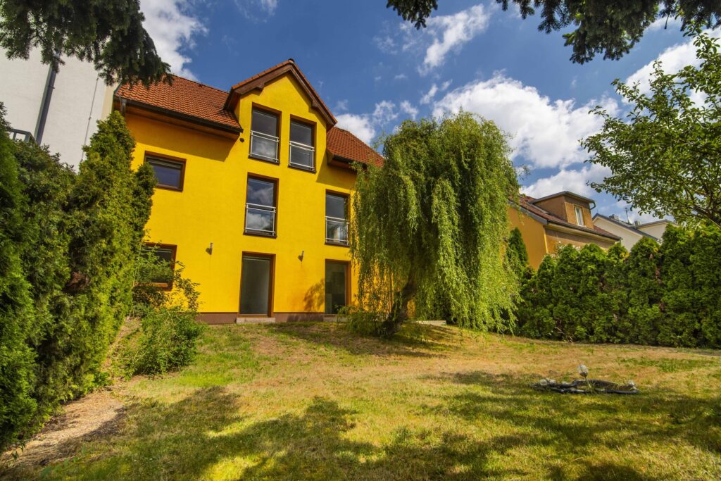 Rodinný dům se zahradou v Praze–Řeporyjích